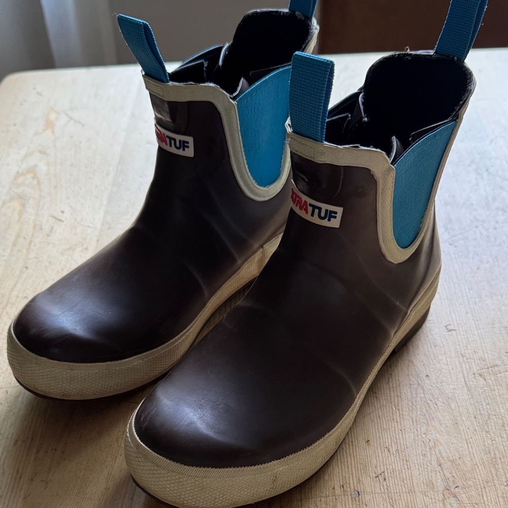 XTRATUF Chelsea style boot. 8, good condition.